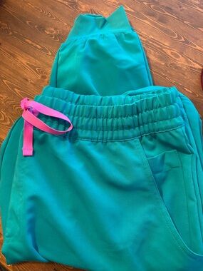 Figs Uman Scrub Pants Lagoon Elastic-Waist Jogger Bottoms with Pink Drawstring.